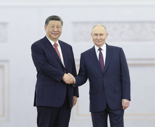 当地时间5月8日上午，俄罗斯总统普京同中国国家主席习近平在莫斯科克里姆林宫举行会谈。普京在乔治大厅为习近平举行隆重欢迎仪式。这是两国元首亲切握手合影。