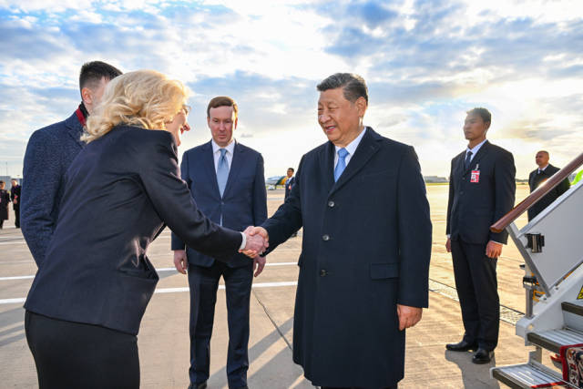 当地时间5月7日晚，国家主席习近平乘专机抵达莫斯科，应俄罗斯总统普京邀请，对俄罗斯进行国事访问并出席纪念苏联伟大卫国战争胜利80周年庆典。习近平抵达莫斯科伏努科沃专机机场时，俄罗斯副总理戈利科娃等政府高级官员热情迎接。
