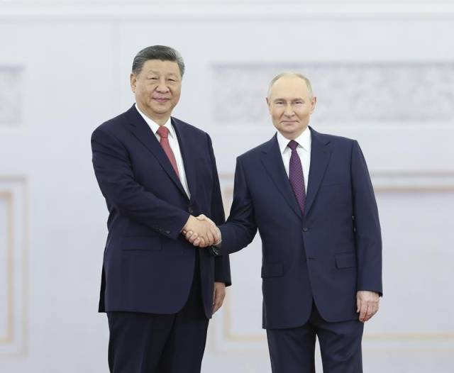 △当地时间5月8日上午，俄罗斯总统普京同中国国家主席习近平在莫斯科克里姆林宫举行会谈。普京总统在乔治大厅为习近平主席举行隆重欢迎仪式。这是两国元首亲切握手合影。