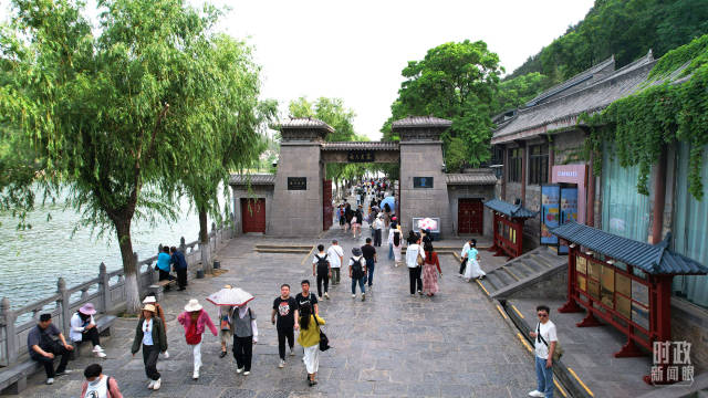 龙门石窟景区络绎不绝的游客。（总台央视记者范凯拍摄）
