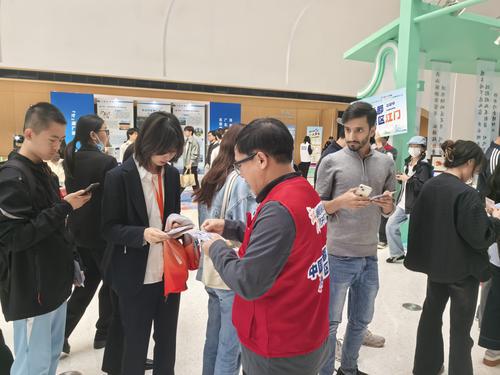 身着“中国侨都 湾区江门”醒目马甲的“人才政策速递员”向人才派发文创礼品、offer礼包。.jpg 身着“中国侨都 湾区江门”醒目马甲的“人才政策速递员”向人才派发文创礼品、offer礼包。.jpg