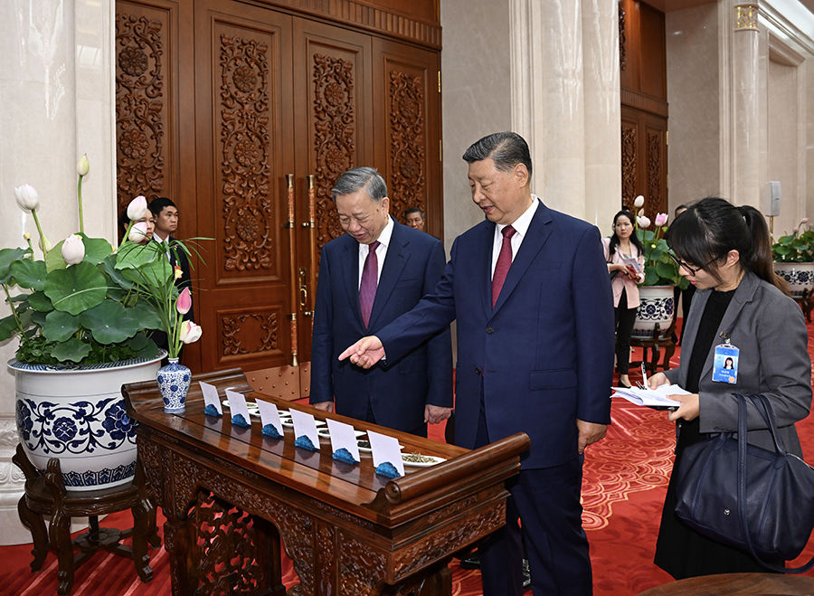 　　2024年8月19日，中共中央总书记、国家主席习近平在北京人民大会堂同来华进行国事访问的越共中央总书记、国家主席苏林举行会谈。这是习近平同苏林进行小范围茶叙。新华社记者 谢环驰 摄