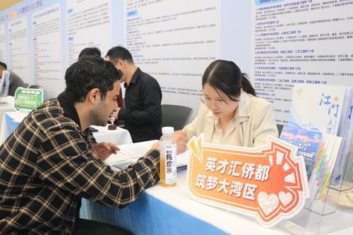 五邑大学吸引外国留学生博士前来面试。.jpg 五邑大学吸引外国留学生博士前来面试。.jpg