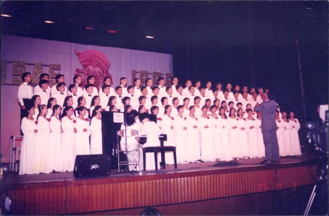 1995年9月3日  在中山纪念堂参加中山市纪念抗日战争胜利50周年群众歌咏大赛特邀演出及演出前排练 (10).jpg