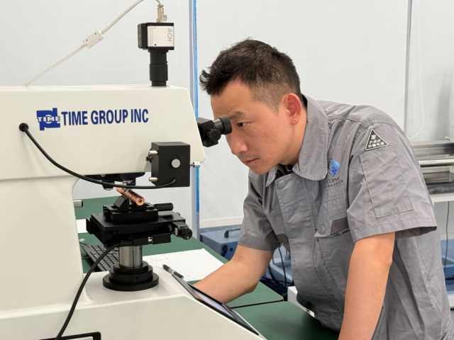 5月13日，重庆纳米金属研究院材料工程师黄椿森正在对工程金属实验件做表面性能测试。新华社记者 吴燕霞 摄
