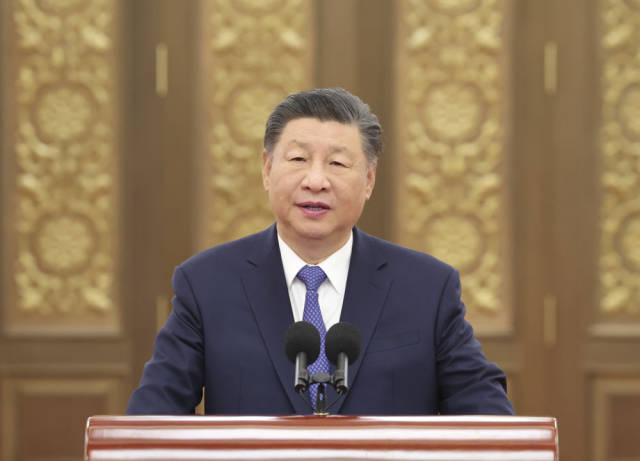 2024年9月23日，习近平总书记在人民大会堂接见探月工程嫦娥六号任务参研参试人员代表并参观月球样品和探月工程成果展览。这是习近平总书记发表重要讲话。新华社记者 鞠鹏 摄