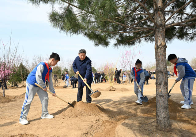 2025年4月3日，习近平总书记来到北京市丰台区永定河畔参加首都义务植树活动。新华社记者 谢环驰 摄