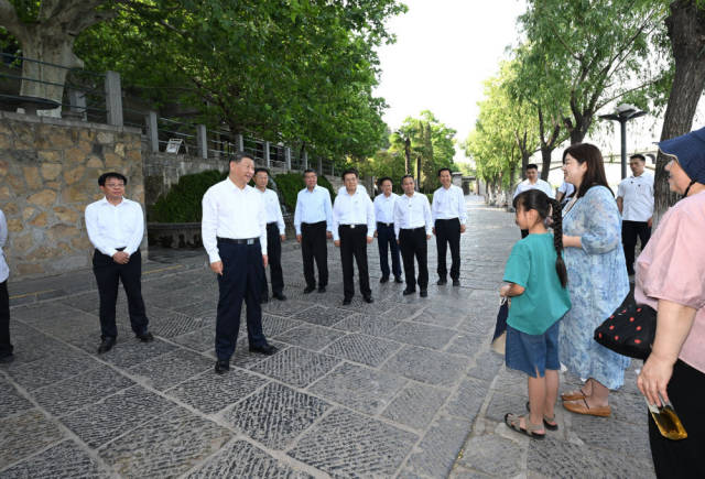 2025年5月19日，习近平总书记在洛阳龙门石窟考察时，同游客亲切交流。新华社记者 谢环驰 摄
