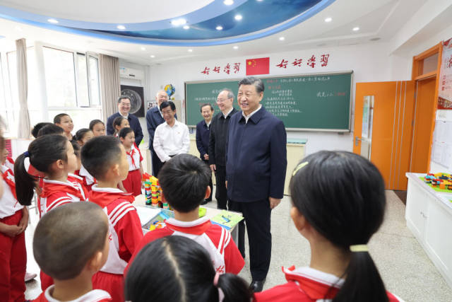 2023年5月31日，习近平总书记来到北京育英学校看望慰问师生，在科学教室同小学生们亲切交流。新华社记者 王晔 摄