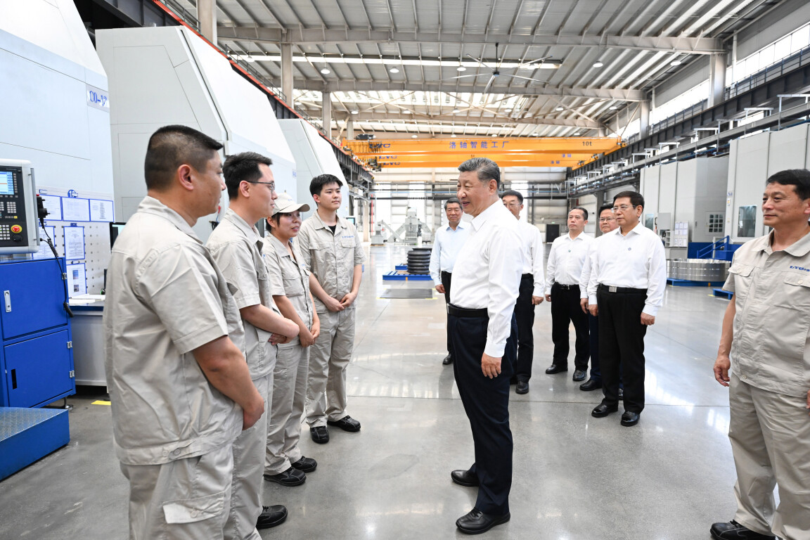 △5月19日，习近平总书记在河南洛阳轴承集团股份有限公司智能工厂考察时，同企业职工亲切交流。
