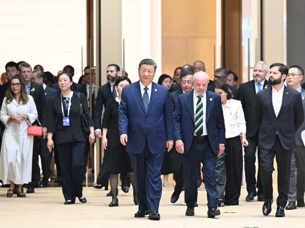 　　△5月13日，习近平主席在北京国家会议中心出席中国－拉美和加勒比国家共同体论坛第四届部长级会议开幕式并发表主旨讲话。这是习主席同与会嘉宾出席开幕式。