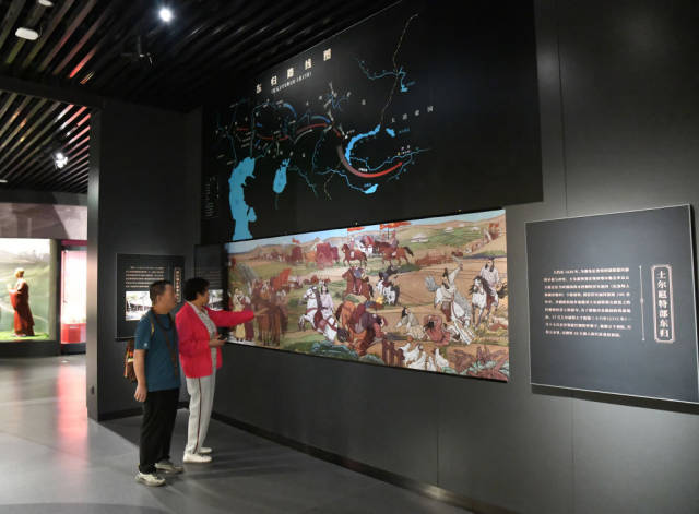 2025年6月4日，游客在承德博物馆参观土尔扈特部东归的示意图。2021年，习近平总书记在承德博物馆考察期间曾感慨：“土尔扈特部都去了100多年了，最终还是义无反顾要回到祖国，这真正体现了我们中华民族的影响力和向心力。”