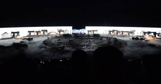 2025年5月29日，观众在承德元宝山脚下观看实景演出《鼎盛王朝·康熙大典》。该演出以承德独特的自然元素和人文元素为创作基础，讲述了从修建避暑山庄到确立华夏版图的宏大历史故事。