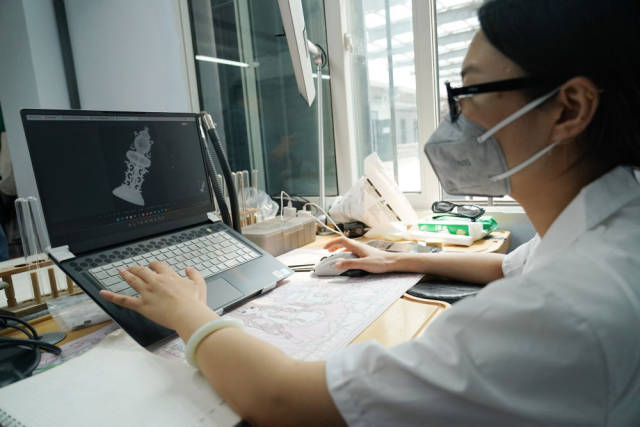 2025年5月30日，文保工作人员在承德避暑山庄博物院介绍文物探伤工作成果。