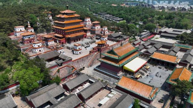 2025年5月20日拍摄的承德普宁寺（无人机照片）。普宁寺是避暑山庄外八庙之一，前半部建筑为汉式、后半部为藏式，汉藏合璧、有机融合，寓意四海之内“安其居、乐其业、永永普宁”。
