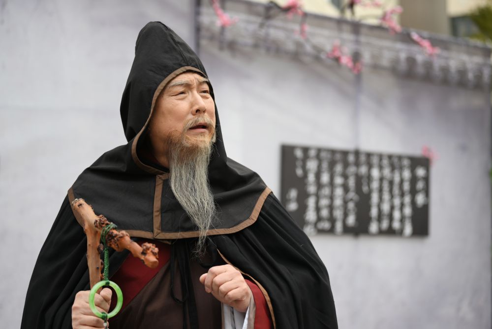 2024年11月24日,国家一级演员,天津人民艺术剧院演员剧团团长王继世在天津街头表演经典话剧《钗头凤》片段。