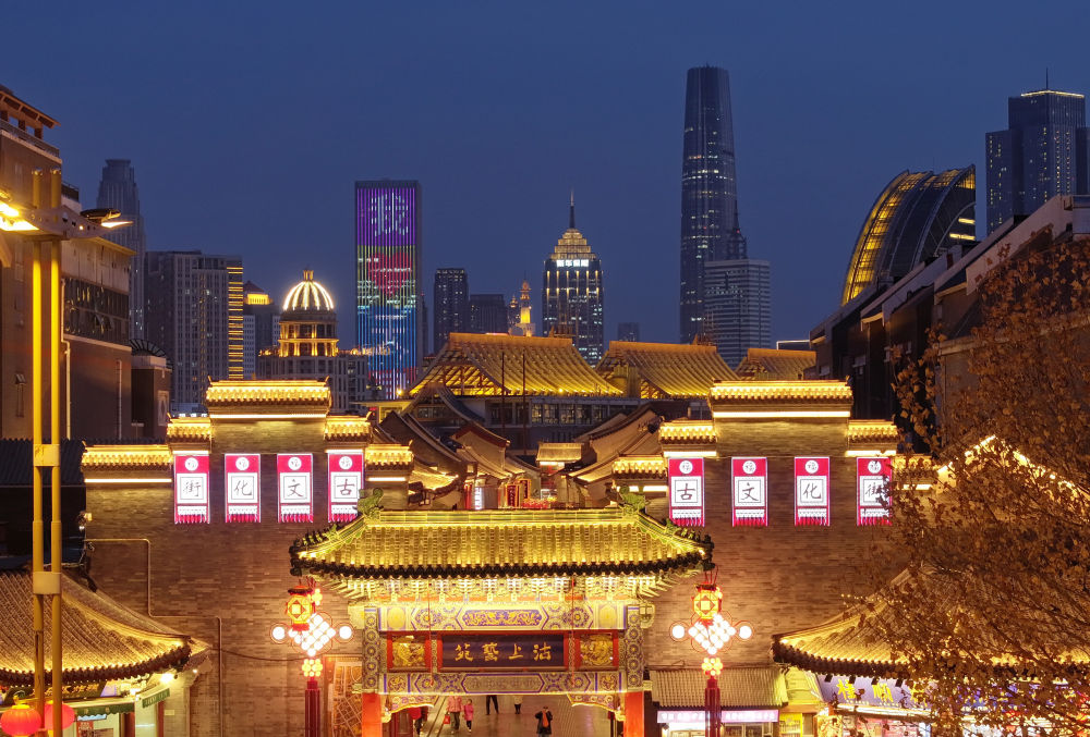 天津古文化街紧临海河,早在1404年天津设卫之前,便因漕运经济的发展,成为天津商贸活动和文化交流的聚集地,留下了众多珍贵历史遗迹。如今的天津古文化街,位列“津门十景”之一,汇聚了一众老字号和特色非遗品牌。这是2024年2月1日拍摄的天津古文化街(无人机照片)。