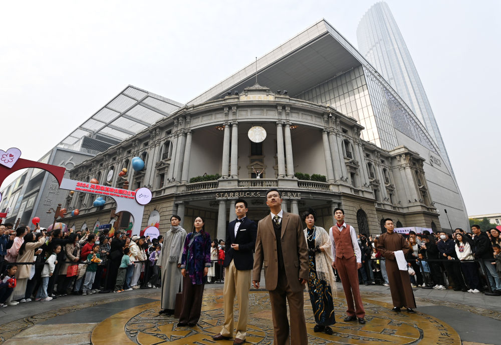 2024年10月26日,演员在天津金街室外表演话剧《日出》片段。