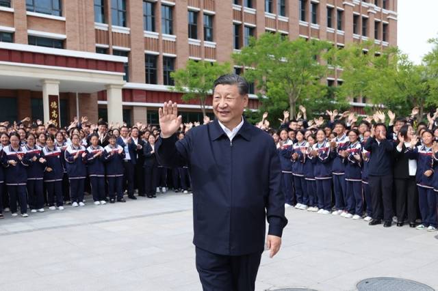 2024年6月18日，习近平总书记在青海果洛西宁民族中学考察时，向师生们挥手致意。