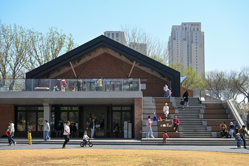 2025年4月6日,市民在天津市河东区一处产业公园休闲游玩。这里原为始建于1951年的天津市第一机床总厂,自2023年开始启动城市更新工程建设,充分保留并利用老厂区原有的多种工业元素,将工业遗存与现代功能相结合,为城市发展注入新活力。