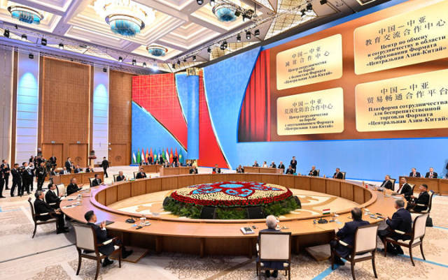 当地时间6月17日下午，第二届中国－中亚峰会在阿斯塔纳独立宫举行。哈萨克斯坦总统托卡耶夫主持会议。中国国家主席习近平、吉尔吉斯斯坦总统扎帕罗夫、塔吉克斯坦总统拉赫蒙、土库曼斯坦总统别尔德穆哈梅多夫、乌兹别克斯坦总统米尔济约耶夫出席。这是习近平同中亚五国元首共同出席中国－中亚减贫合作中心、教育交流合作中心、荒漠化防治合作中心和贸易畅通合作平台揭牌仪式。新华社记者 殷博古 摄