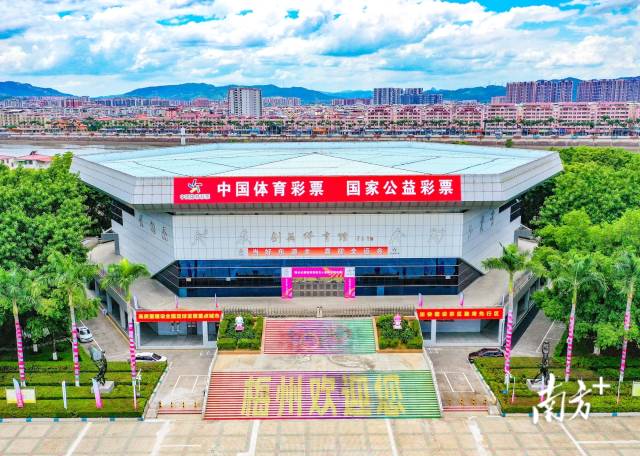 为举办十五运会，梅州对剑英体育馆、梅县区文体中心等原有场馆进行升级改造。图为剑英体育馆。
