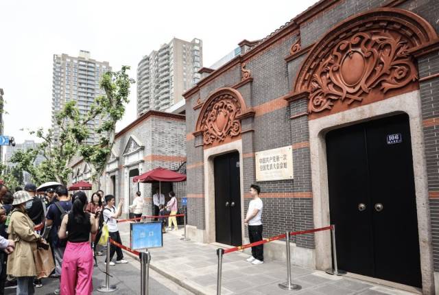 2025年5月1日，游人在位于上海的中共一大会址前留影。新华社记者 刘颖 摄