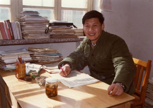 这是1983年,在河北正定办公室里的习近平。 这是1983年,在河北正定办公室里的习近平。