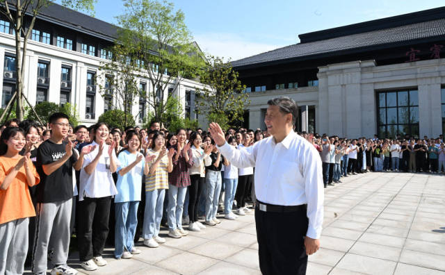 2022年6月8日,习近平总书记来到四川宜宾学院考察。新华社记者 李学仁 摄 2022年6月8日,习近平总书记来到四川宜宾学院考察。新华社记者 李学仁 摄