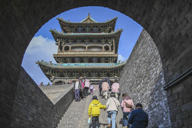 游客登上山西省晋中市平遥古城城墙游览观光（2025年4月4日摄）。新华社发（梁生仁 摄）