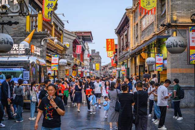 2025年5月25日，北京前门大街游人如织，热闹非凡。
