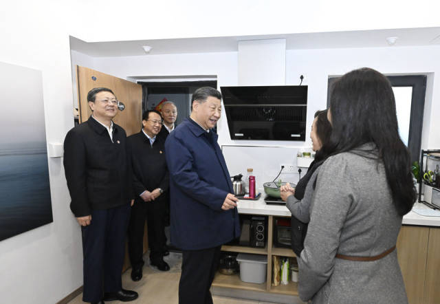 2023年11月29日，习近平总书记考察闵行区新时代城市建设者管理者之家。新华社记者 申宏 摄