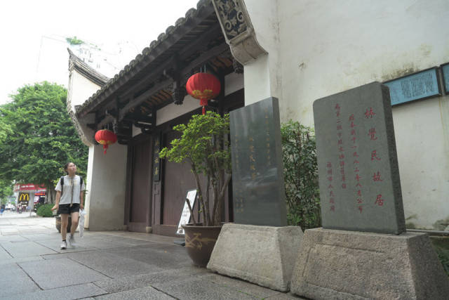 2023年6月14日，游客从位于福州三坊七巷的林觉民故居前走过。新华社记者 林善传 摄