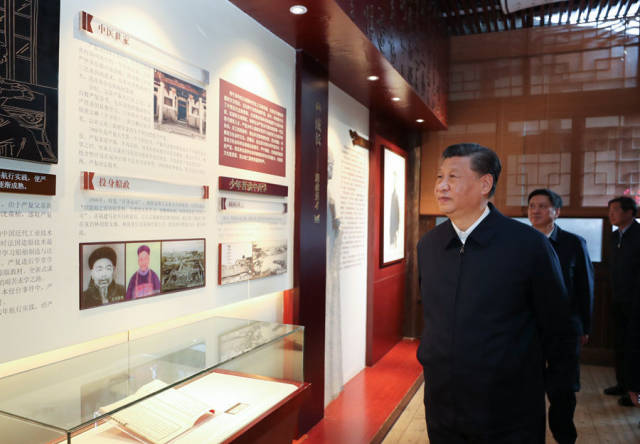 2021年3月24日下午，习近平总书记在福州三坊七巷历史文化街区参观严复故居。新华社记者 鞠鹏 摄