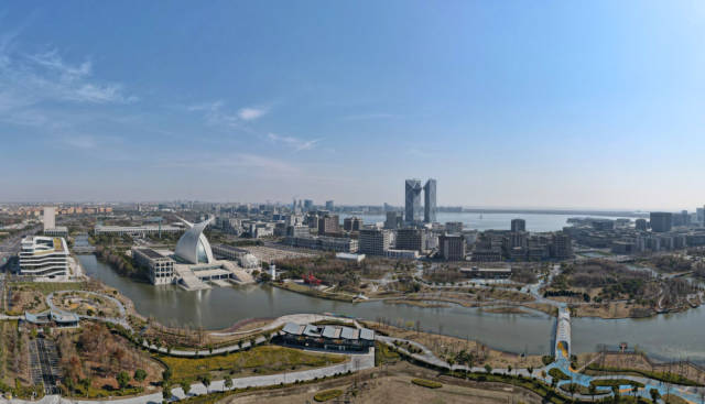 这是2025年3月19日拍摄的上海自贸试验区临港新片区滴水湖畔景色（无人机照片）。新华社记者 方喆 摄