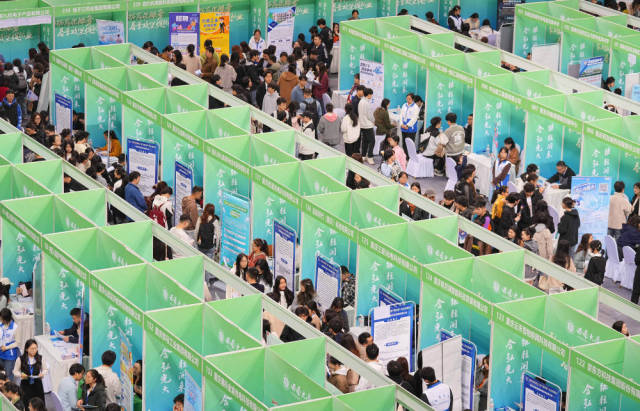 在位于重庆的西南大学，应届毕业生在2025年春季促就业攻坚行动综合类双选会现场了解岗位信息（2025年3月28日摄）。新华社发（秦廷富摄）
