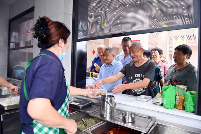 老年人在浙江衢州常山县球川镇的“幸福食堂”排队取餐（2025年6月22日摄）。新华社记者 金良快 摄