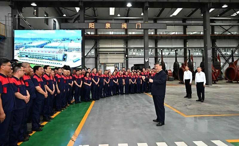 △2025年7月7日，習(xí)近平總書記在山西陽泉閥門股份有限公司考察時，同企業(yè)員工親切交流。