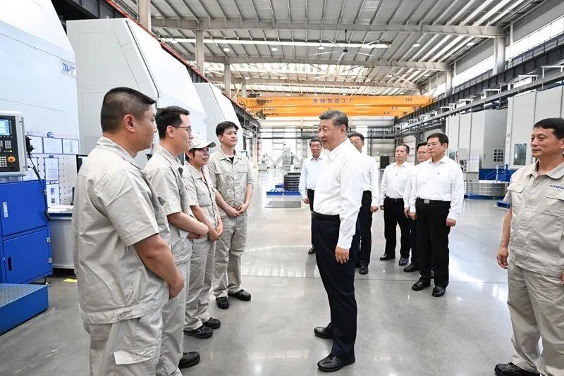 △2025年5月19日，習(xí)近平總書記在河南洛陽軸承集團股份有限公司智能工廠考察時，同企業(yè)職工親切交流。