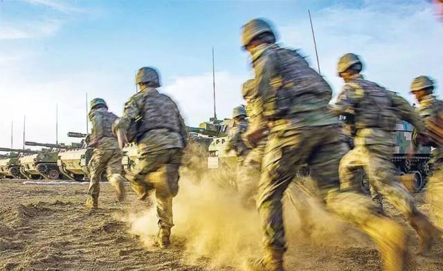 △陆军某旅炮兵分队实弹射击考核。
