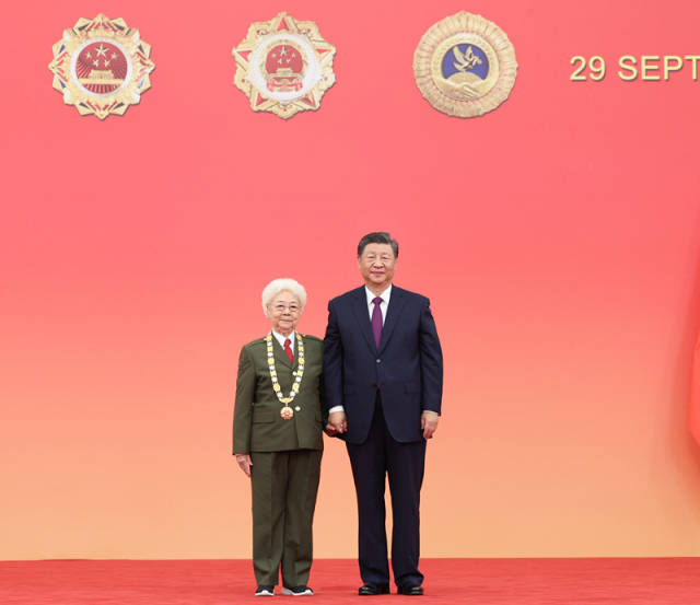 △2024年9月29日，中华人民共和国国家勋章和国家荣誉称号颁授仪式在北京人民大会堂金色大厅隆重举行。图为习近平总书记与“人民艺术家”国家荣誉称号获得者田华合影。