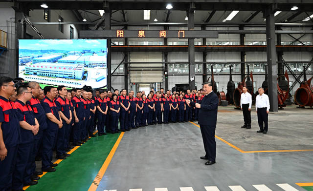 △7月7日，习近平总书记在阳泉阀门股份有限公司考察时，同企业员工亲切交流。