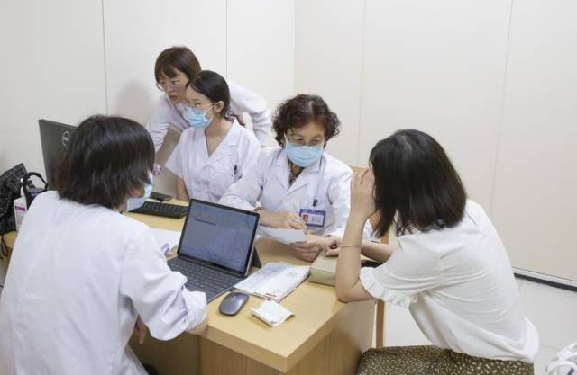 2024年8月3日，上海中医药大学教授（右二）在江苏省海安市人民医院为市民诊疗。2021年，海安以市人民医院和市中医院作为牵头单位，成立两大医共体。通过“内联”“上联”“网联”等方式，大力推进紧密型医疗卫生共同体建设。与长三角知名高校、医院建立紧密联系，通过人才培养、科研协作、专科联盟建设等赋能牵头医院能力提升，优质医疗资源惠及面更广、受益者更多。