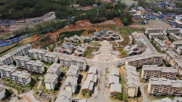 这是2025年4月19日拍摄的四川省凉山州昭觉县沐恩邸社区（无人机照片）。为了帮助居民解决收入问题，近年来昭觉县为易地扶贫搬迁安置点提供了12000多个公益性岗位，同时不间断组织各类技能培训课程提升群众就业水平。