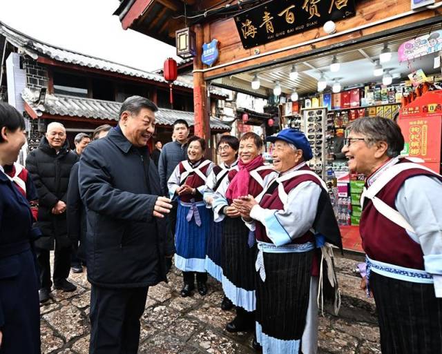 △2025年3月19日，习近平总书记在云南丽江古城考察时，与当地居民亲切交流。