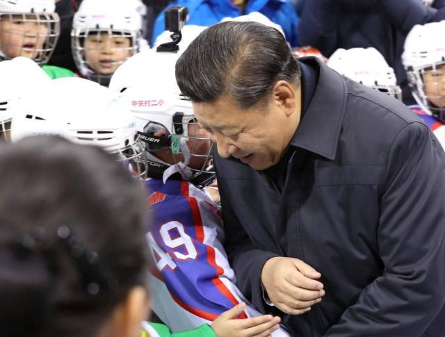 △2017年2月24日，习近平总书记在北京五棵松体育中心考察时同青少年冰球爱好者“撞肩”，表示相互问候。