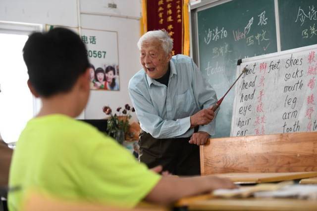 在安徽省马鞍山市和县乌江镇卜陈村，97岁的卜陈学校退休教师叶连平依然坚持每周上三节课。2021年，他被中共中央授予“全国优秀共产党员”称号。2022年，他获得全国关心下一代“最美五老”称号。图为2025年4月9日，叶连平在卜陈村“留守未成年人之家”给学生上课。