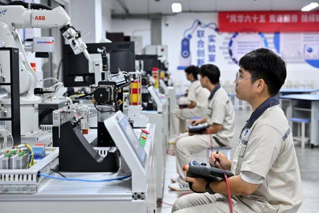 2024年7月26日，湖南铁道职业技术学院的学生在工业机器人基础应用实训室接受工业机器人操控技能训练。教育部发布的数据显示，近年来，现代制造业、战略性新兴产业和现代服务业70％以上的新增一线从业人员来自职业院校。职业院校已经成为培养大国工匠、能工巧匠、高技能人才的主阵地。