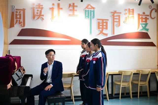 2024年6月18日，上海援青教师阚延俊在位于西宁的果洛西宁民族中学给学生上音乐课。果洛西宁民族中学是一所沪青共建学校。学校招生以来，上海援青团队落实各类教育资金，改善校园面貌，引入先进教育理念，带动整体办学水平和教育教学质量不断提高。