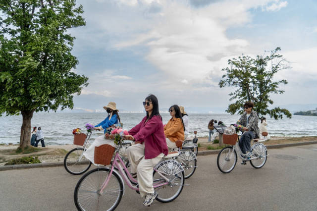游客在云南大理洱海生态廊道骑行（2025年4月23日摄）。新华社记者 刘莲芬 摄